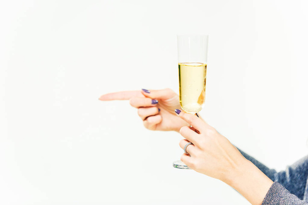 Celebration. Female hands holding the glasse of champagne or wine making a toast. - Foto, Imagen