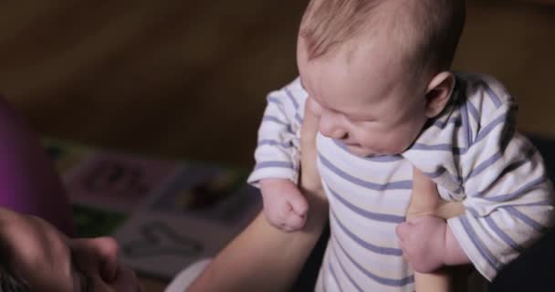 Mom blows a baby at home - Video, Çekim