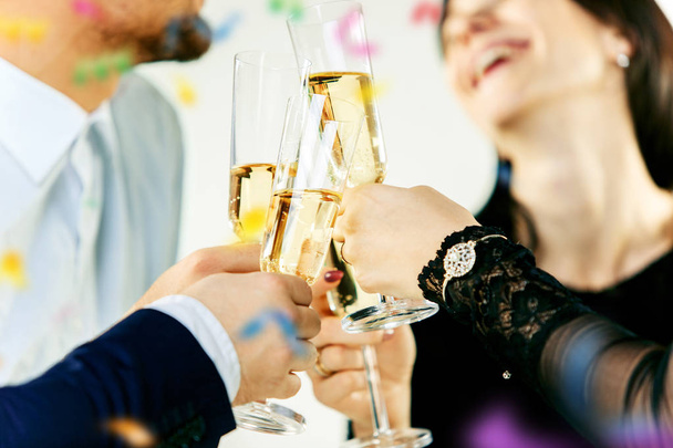 Świętowanie. Ręce trzymające kieliszki szampana i wina wznoszące toast. - Zdjęcie, obraz