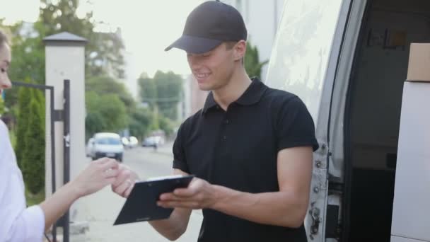 Delivery Courier Service. Man Delivering Package To Woman - Filmagem, Vídeo