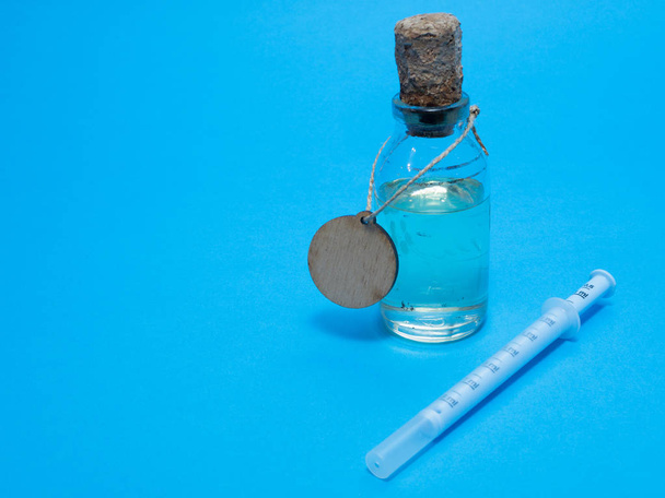 glas flask with medical anti flu cold potion and portional syringe - Φωτογραφία, εικόνα