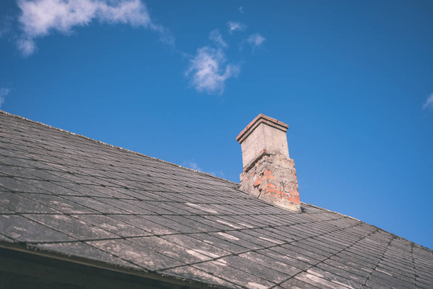 Country house tetőtéri kémény a kék ég háttér - Fotó, kép