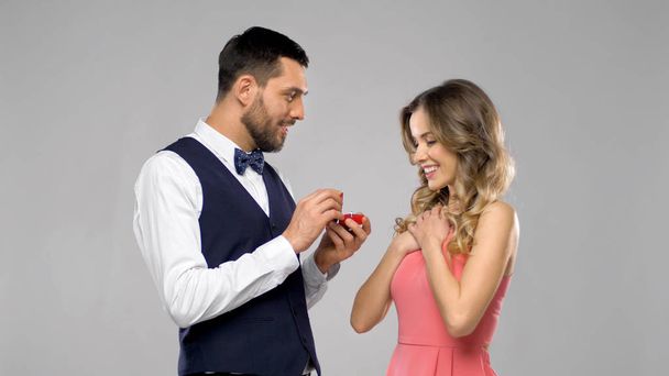 happy man giving engagement ring to woman - Foto, Imagem