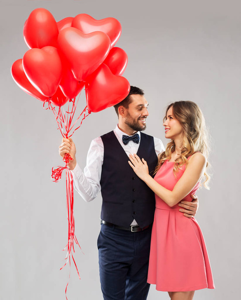 happy couple with red heart shaped balloons - Foto, imagen