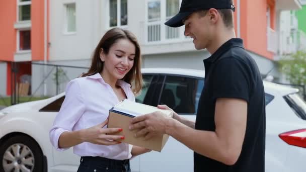 Delivery. Express Courier Delivering Package To Client Home - Materiał filmowy, wideo