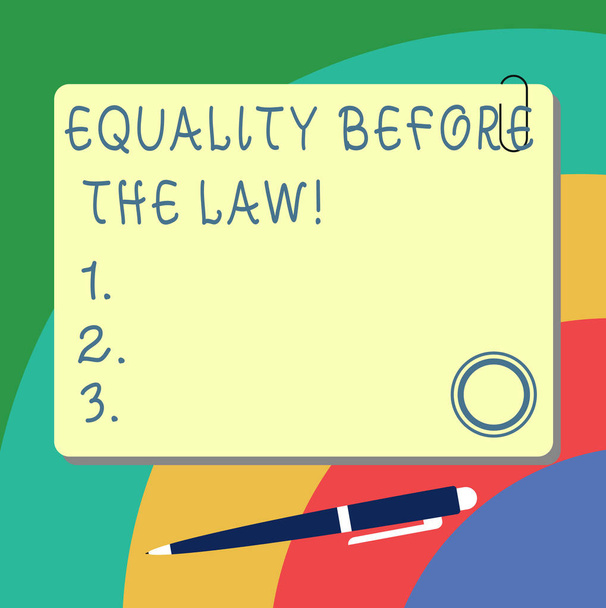 A kézírás szöveg írása a törvény előtti egyenlőség. Koncepció, azaz igazságügyi egyenleg elleni védelem egyenlő jogokat mindenkinek üres tér Color Board-mágnes kattintson a golyóstoll rajzszög és klip. - Fotó, kép