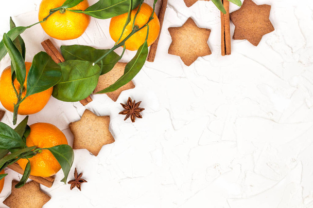 Στα σύνορα των Χριστουγέννων αστέρι cookies με μυρωδικά και μανταρίνι σε λευκό φόντο με copyspace. Το Top view - Φωτογραφία, εικόνα