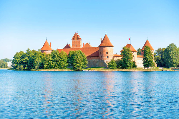 Château de Trakai sur un lac insulaire en Lituanie
 - Photo, image