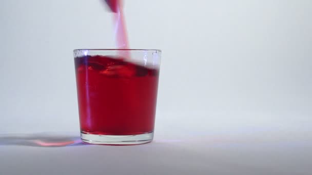 Ανάμειξη των υγρών σε ένα ποτήρι ή διάλυση 5 - Πλάνα, βίντεο