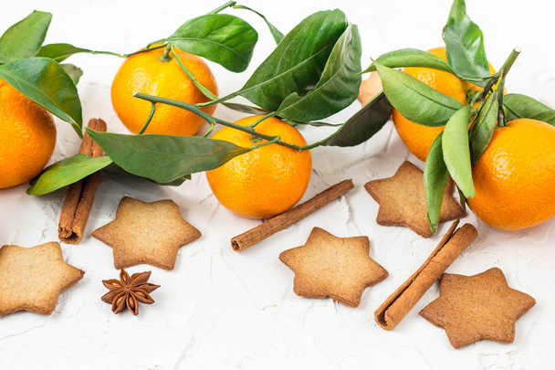 Biscotti a stella di Natale con spezie e mandarino su sfondo bianco con copyspace. Vista dall'alto
 - Foto, immagini
