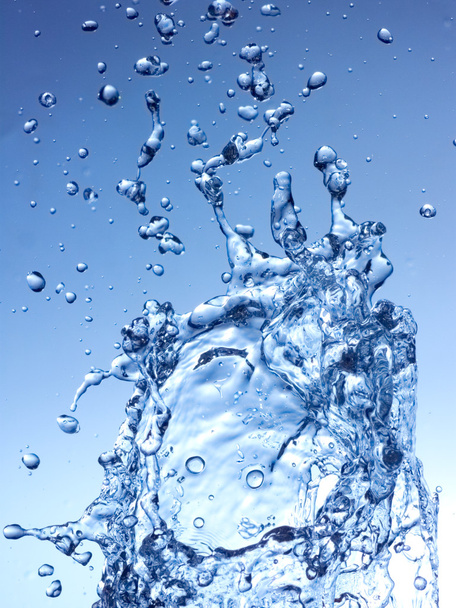 water spatten op blauwe achtergrond - Foto, afbeelding