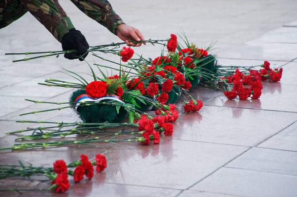 Στεφάνι και λουλούδια στη μνήμη όσων σκοτώθηκαν σε πολέμους και ένοπλες συγκρούσεις. Η μνήμη των θυμάτων του πολέμου. Ρωσία                          - Φωτογραφία, εικόνα
