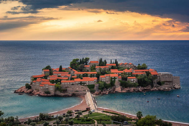 Isola di Sveti Stefan sul mare Adriatico vicino Budva, Montenegro
 - Foto, immagini