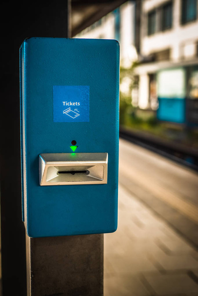 Máquina de carimbo de validação de ingressos em uma plataforma em uma estação ferroviária
 - Foto, Imagem