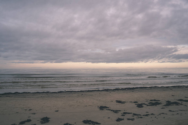 пустой морской пляж с песчаными дюнами и красивым небом
 - Фото, изображение