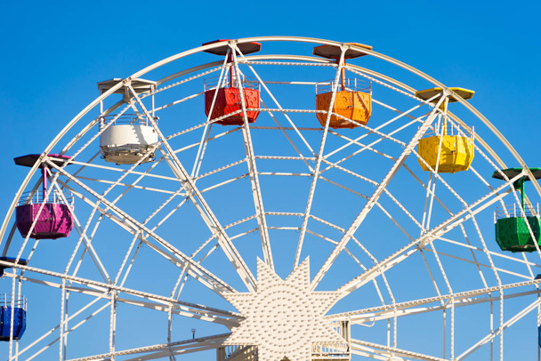 Espagne série de vacances. Grande roue dans le parc d'attractions Tibidabo sur fond de ciel bleu au sujet de Voyage, été, vacances, plaisir
. - Photo, image