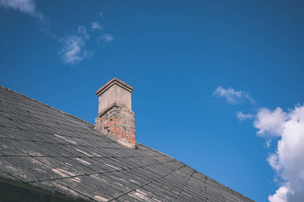 toit de maison de campagne avec cheminée sur fond bleu ciel
 - Photo, image