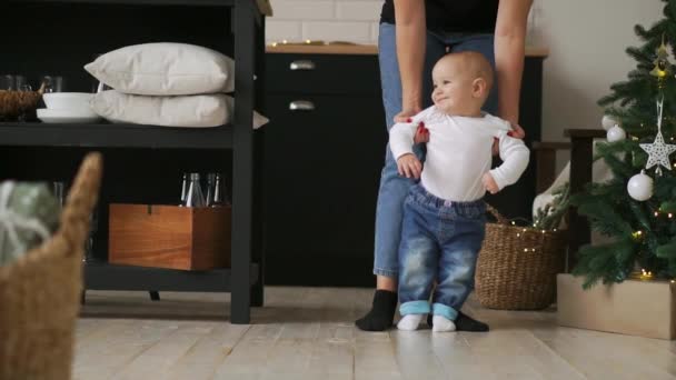 Bébé faire les premiers pas avec l'aide de la mère
 - Séquence, vidéo