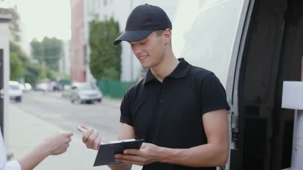 Delivery Courier Service. Man Delivering Package To Woman - Imágenes, Vídeo