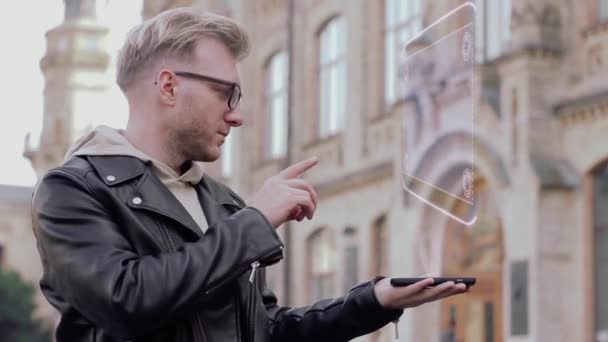 Intelligens fiatal ember szemüveg mutatja fogalmi hologram készpénz nekem - Felvétel, videó