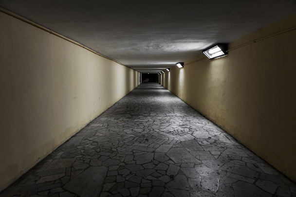 空地下道トンネル。トンネルの終わりで Svetv。ゴミ箱、ファッションと容姿の美しさを興味深い創造的な設計のための抽象的な背景として - 写真・画像