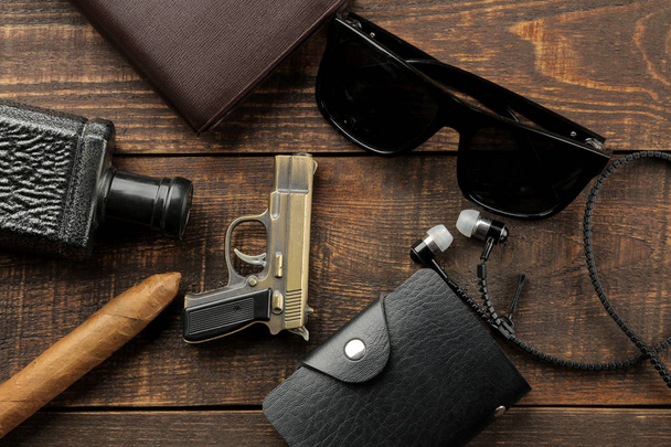 Men's Accessories. men's style. perfume, wallet, business card holder, glasses, cigar, on a brown wooden background. flat lay. - Foto, imagen