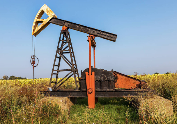 Pieni yksityinen öljynporaustorni pumppaa öljyä kentälle. Vanha käsityö öljynporauslautan taustalla luovan teollisen muotoilun. Mineraalien laiton kehittäminen. Bulgaria Tyulenovo, 2016
 - Valokuva, kuva