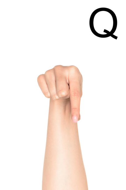 обрізаний вид жінки, що показує латинську літеру - Q, глуха і німа мова, ізольована на білому
 - Фото, зображення