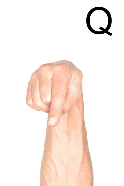 rajattu näkymä miehen käsi osoittaa latinan kirjain - Q, kuuro ja mykkä kieli, eristetty valkoinen
 - Valokuva, kuva