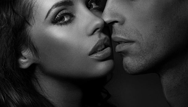 Close up black and white portrait of a loving couple - Fotografie, Obrázek