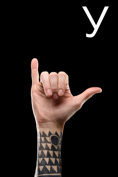 татуированная рука с кириллическим письмом, глухая и немая речь, изолированная на черном
 - Фото, изображение
