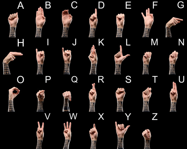 Taubstumme Sprache mit tätowierten Männerhänden und lateinischem Alphabet, isoliert auf schwarz - Foto, Bild