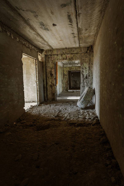 Egy elhagyott adminisztratív épület belsejében. Egy ipari gyár belső romjai. Egy régi beton lépcső, romok, folyosó, a szemetet és sár, romos falai egy befejezetlen office üzleti központ, Odessa - Fotó, kép
