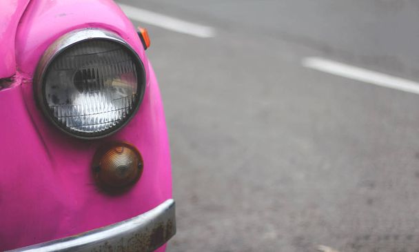 クローズ アップ。ヘッドライトのランプ ビンテージ クラシック ピンク車 - ヴィンテージ効果スタイル写真. - 写真・画像