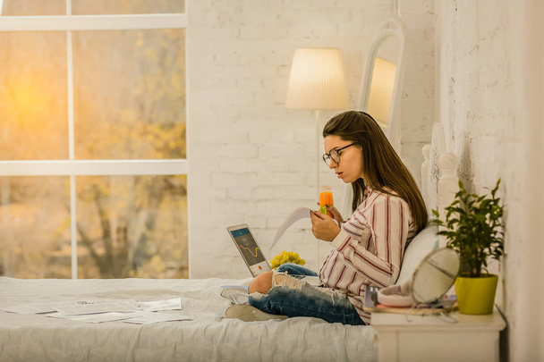 Pregnant woman managing an important process remotely - Foto, Imagem