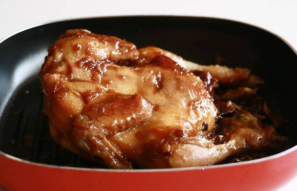 Ayam ungkep. Le poulet est cuit dans des épices avant la friture. Peut être grillé aussi. Plat populaire en Indonésie
. - Photo, image