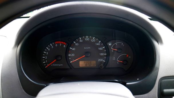 Tacho oder Geschwindigkeitsmesser. misst und zeigt die momentane Geschwindigkeit eines Fahrzeugs an. - Foto, Bild