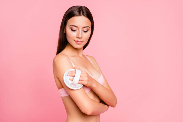 Портрет красивої чарівної оголеної дівчини, що робить масаж з душовою щіткою бездоганно свіжої гладкої ідеальної блискучої шкіри плеча ізольованої на рожевому фоні
 - Фото, зображення