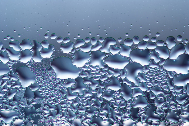 waterdruppels op het glas voor de achtergrond - Foto, afbeelding