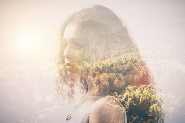 Porträt eines Mädchens und eines Waldes mit Doppelbelichtungswirkung. Herbst, Herbst, nostalgisches Bild. - Foto, Bild