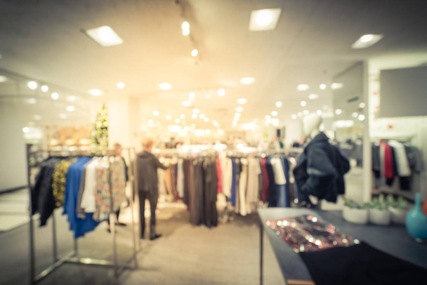 Анотація розмиті клієнтів покупки в магазині одягу висококласні під час курортного сезону в центрі міста Даллас, Техас, США - Фото, зображення