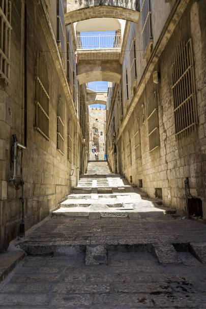 Rua estreita e típicas casas apedrejadas de bairro muçulmano na cidade velha de jerusalem israel
 - Foto, Imagem