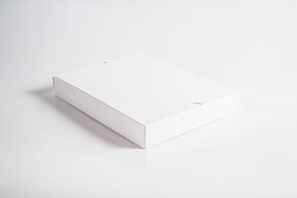 Boîte blanche vierge isolée sur fond blanc - Photo, image
