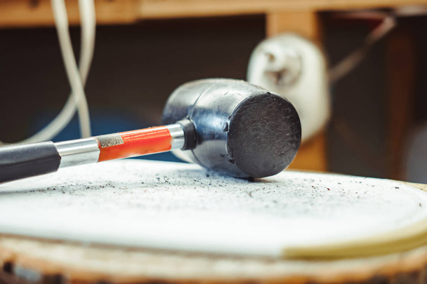 martillo de goma sobre la mesa en el taller
 - Foto, Imagen