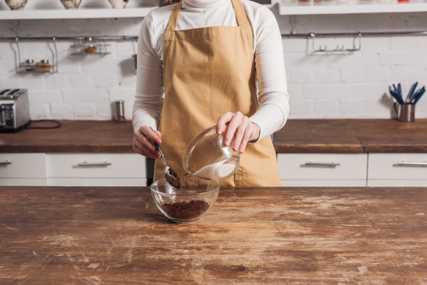 seção meio da mulher no avental misturando ingredientes e preparando delicioso bolo doce
   - Foto, Imagem