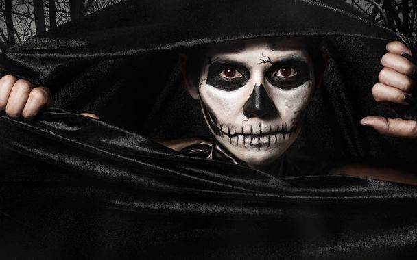 Frauen als Skelett bemalt - Halloween-Thema. - Foto, Bild