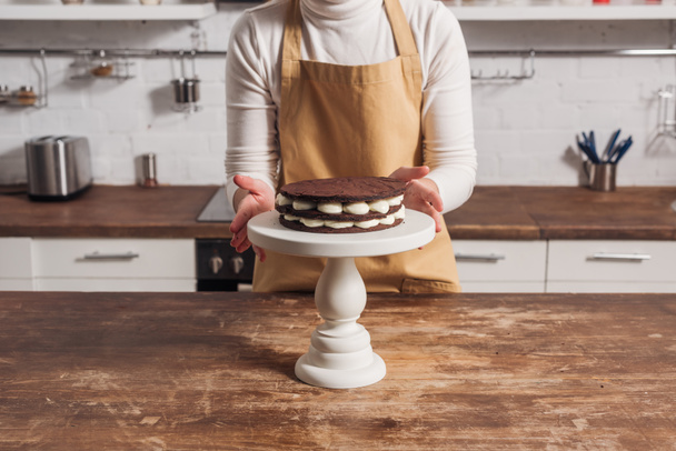 cropped shot of woman in apron preparing delicious whoopie pie cake  - Zdjęcie, obraz
