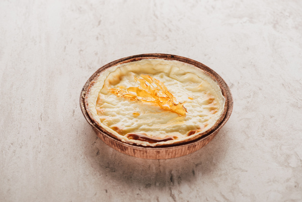 karamel beyaz mermer yüzeyi ile lezzetli tatlı börek pasta - Fotoğraf, Görsel