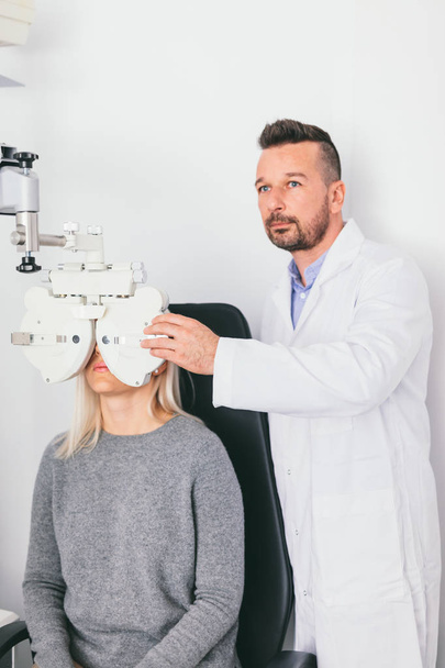Medico esaminando la vista della donna con attrezzature speciali. Esami medici, oftalmologia
. - Foto, immagini