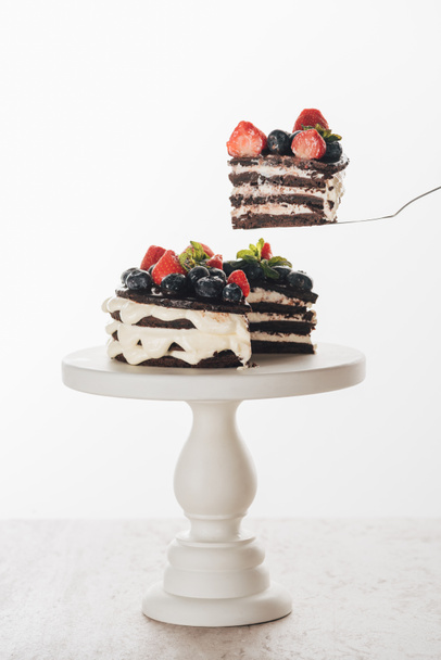 gastronomische zelfgemaakte whoopie taart taart met verse bosbessen en aardbeien  - Foto, afbeelding
